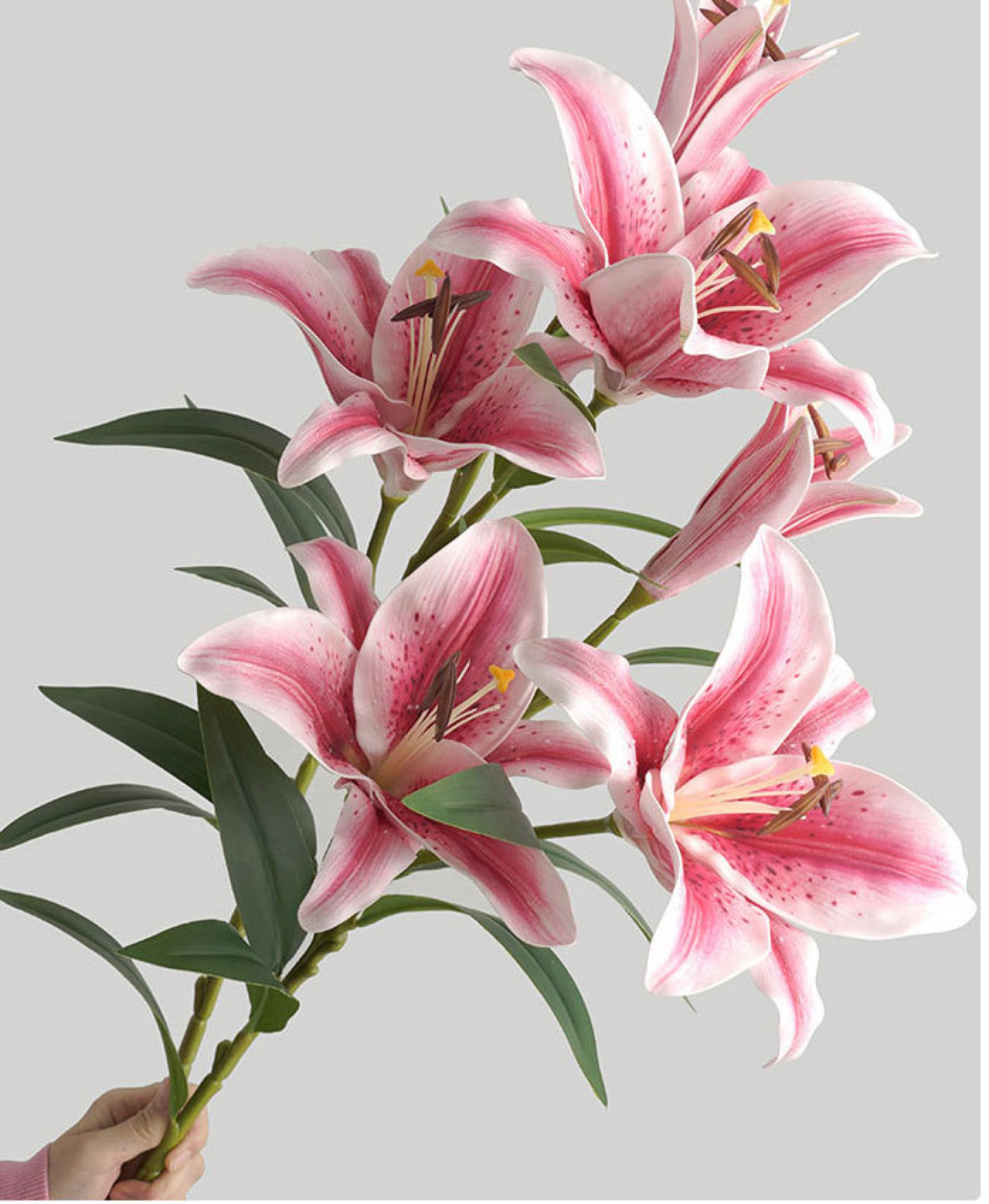 Chất liệu PE giúp hoa giả giữ dáng chuẩn, bền màu theo thời gian